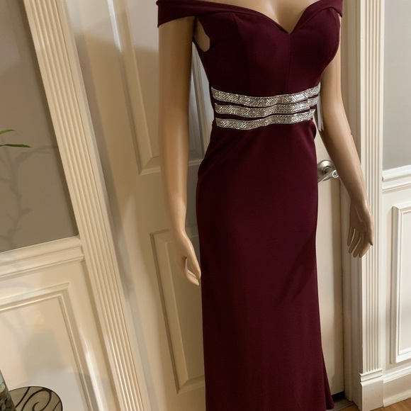 Women’s junior burgundy off- shoulder maxi length - Picture 3 of 11